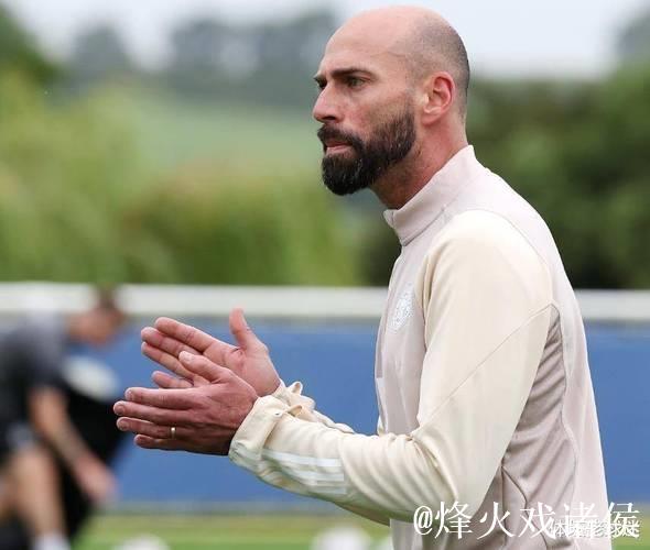 蓝桥传奇！阿根廷门将从球员到助教的辉煌冠军之路